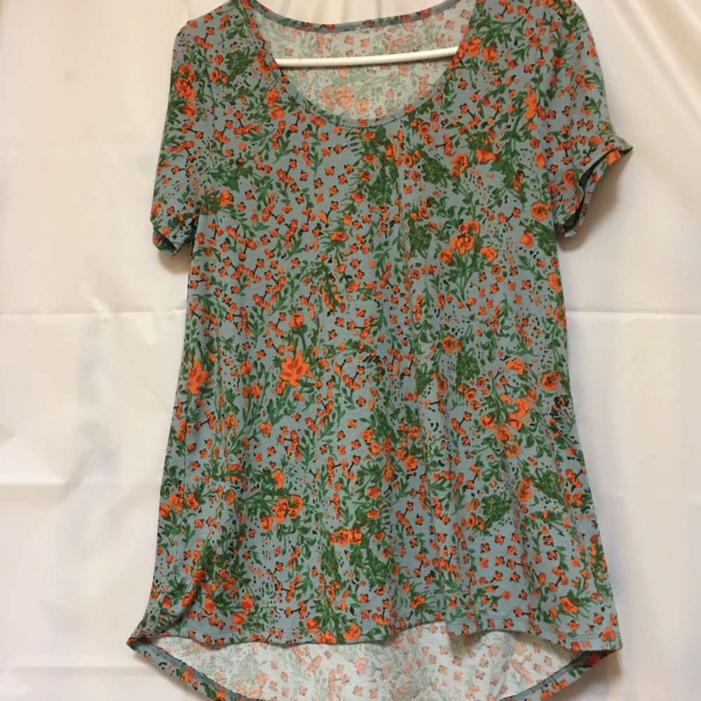 LuLaRoe “Classic T” Small
